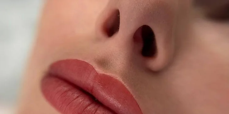 Dopřejte si zvýraznění rtů 3D metodou, stínované nebo klasické oční linky či pudrové obočí. 