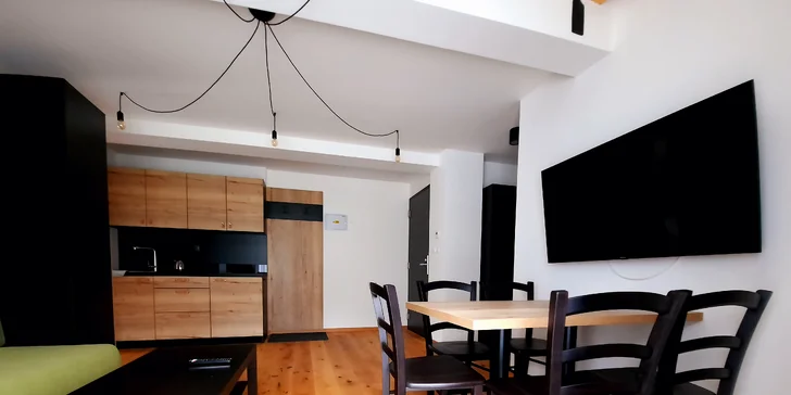 Ve studiích a apartmánech najdete plně vybavený kuchyňský kout a jídelní stůl. 