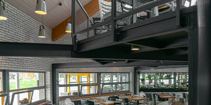 Na obědy můžete vyrazit do zdejší restaurace, ve které máte v rámci pobytu 10% slevu (v podobě slevové karty).