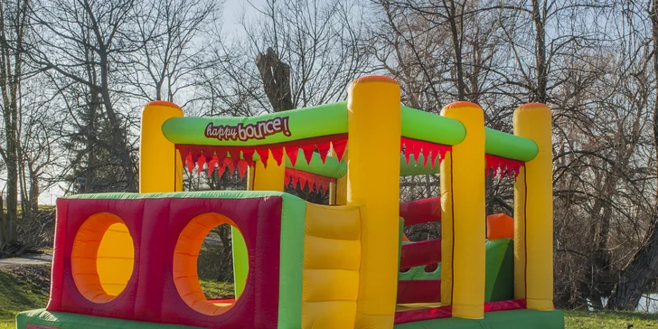 Ať je zahradní party dokonalá: pronájem skákacího hradu či vodní skluzavky