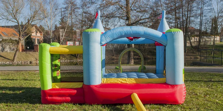 Ať je zahradní party dokonalá: pronájem skákacího hradu či vodní skluzavky