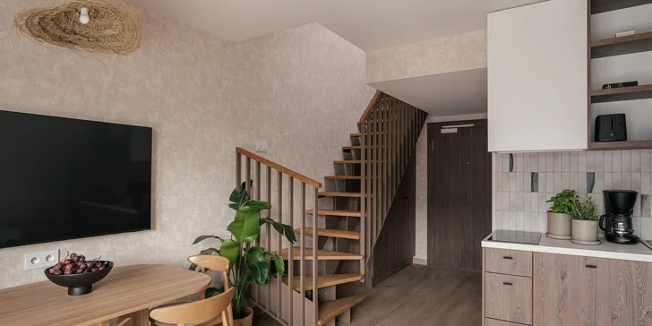 Apartmán sa skladá zo spálne s manželskou posteľou a obývacej časti, ktorej dominuje rozkladacia pohovka pre dvoch.
