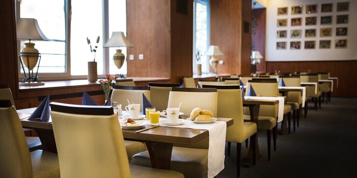 3* hotel u centra Karlových Varů: snídaně, káva a zákusek i vstup do lázní