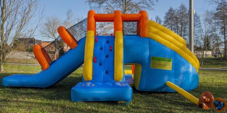 Ať je zahradní party dokonalá: pronájem skákacího hradu či vodní skluzavky