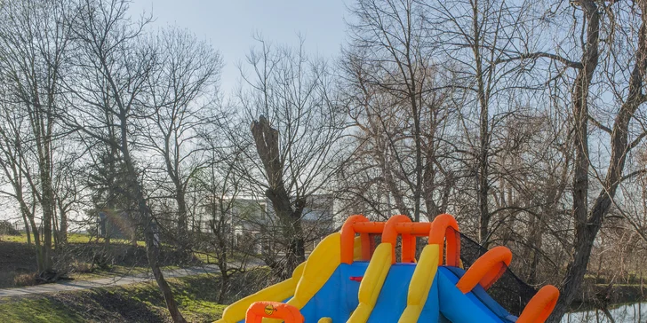 Ať je zahradní party dokonalá: pronájem skákacího hradu či vodní skluzavky