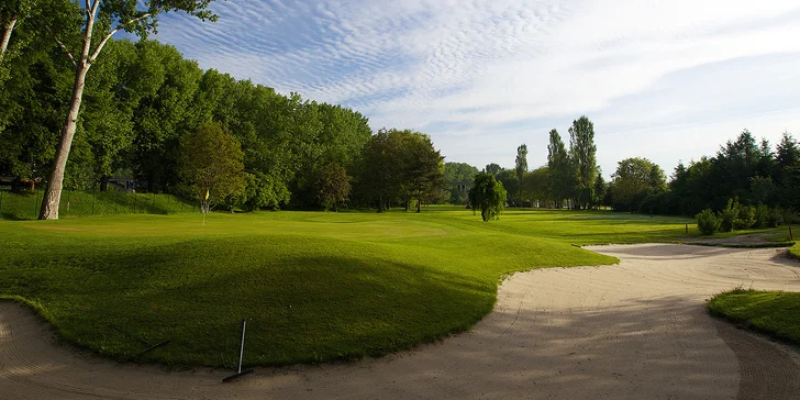 Kurz golfu pro začátečníky: tréninkové míčky, půjčení holí i příručka pravidel
