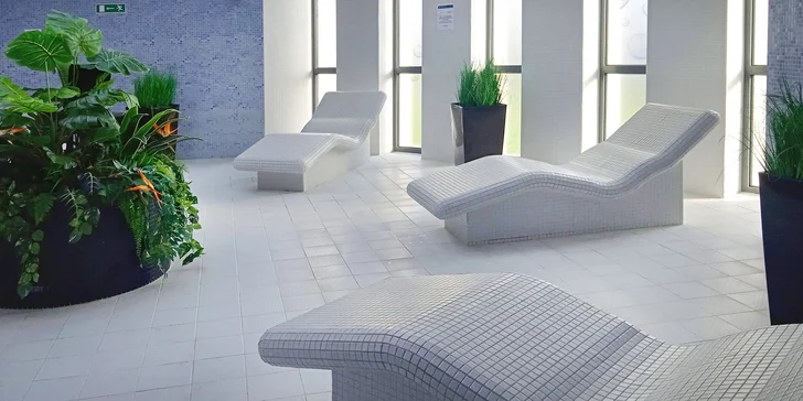 Ve spa části naleznete sauny, jacuzzi, masážní trysky, ledovou fontánu, sněžnou jeskyni, tepidárium a relaxační část s vyhřívanými lehátky.