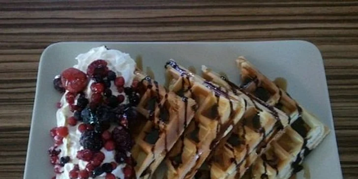 Domácí Maxi VAFLE s ovocem + caffe latte s příchutí