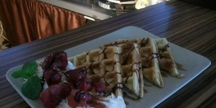 Domácí Maxi VAFLE s ovocem + caffe latte s příchutí