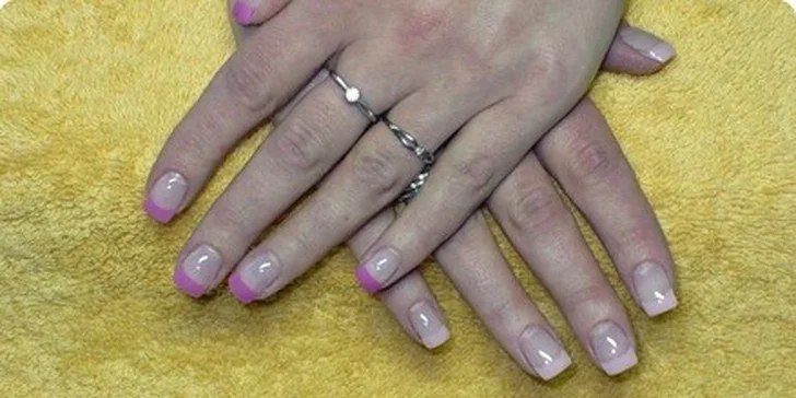 300 Kč za modeláž nehtů a základní ošetření rukou v ceně 450 Kč