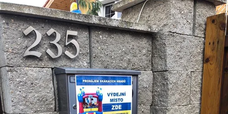 Ať je zahradní party dokonalá: pronájem skákacího hradu či vodní skluzavky