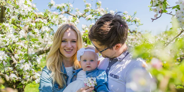 Fotografování v rozkvetlých sadech v Brně pro jednotlivce, páry i rodiny