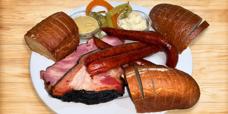 Talíř plný grilovaného nebo uzeného masa: krkovice, steak i cigára a slanina