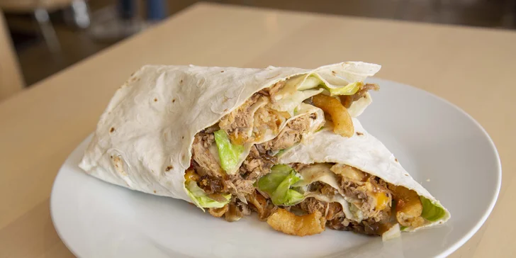 Tortilla dle výběru z 8 druhů, farmářské hranolky nebo coleslaw a dip