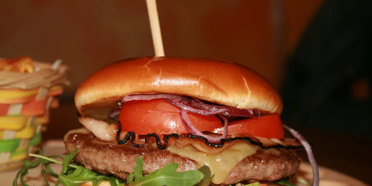V burgeru najdete kromě irského šlechtěného hovězího i plátek cheddaru a rukolu.