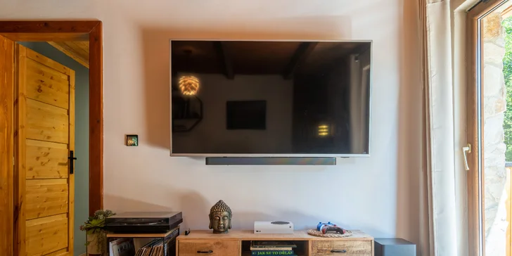 V chatě najdete připojení k Wi‑Fi, Marshall reproduktor, Gramofon, TV, Netflix & HBO a XBOX.
