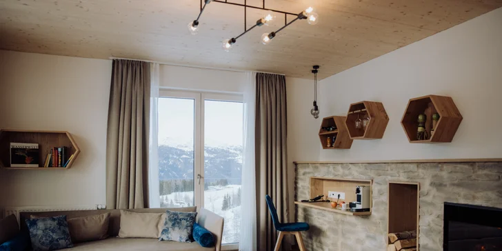 V Katschberg suite je také krb a vybavení je laděno více do hygge stylu.