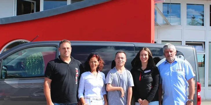 V našich dvoch bratských štátoch existuje len jedna česká autoškola, ktorá výzvu zaškoliť Roba do riadenia upraveného auta zvládla.