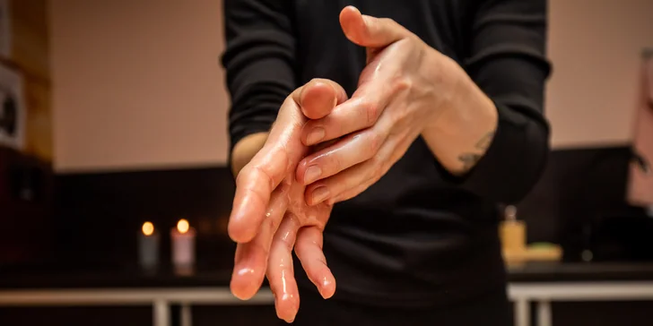 Relaxačná aromaterapeutická masáž je spojenie masáže s liečivým účinkom vonných olejov.