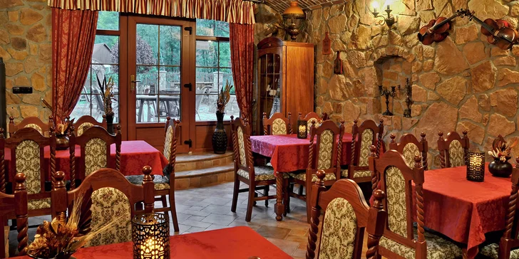 Součástí hotelu je restaurace zařízená ves tylu loveckého zámečku. 