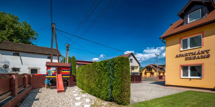 Nejmenší členy rodiny jistě potěší dětské hřiště s klouzačkou a pískovištěm.