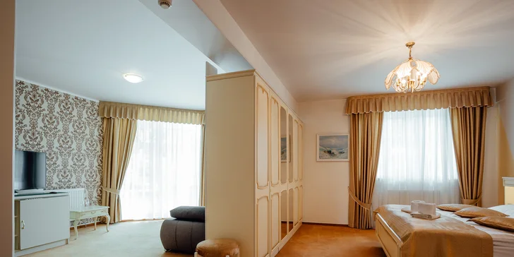 K vybavení pokoje patří i lednička s minibarem, TV a Wi‑Fi připojení.