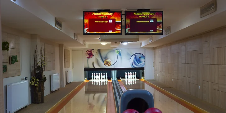 Součástí pobytu je hodina bowlingu.