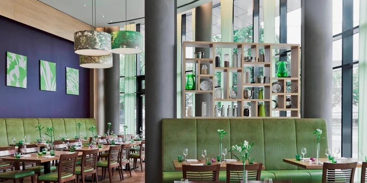 Součástí hotelu je restaurace a bar.