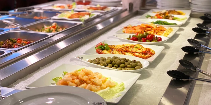 Bohatý výběr je ze studeného i teplého bufetu - dopřát si můžete sushi, rýži, nudle, saláty, mušle, krevety a další. 