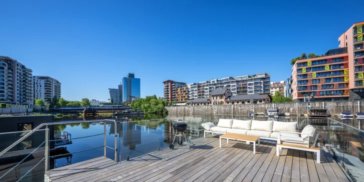 Miesta je tu dosť: 160 m² vrátane veľkej terasy s posedením a výhľadom na rieku.