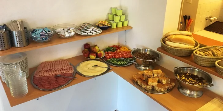 V ceně máte zajištěnou polopenzi. Snídaně se podává formou bufetu.