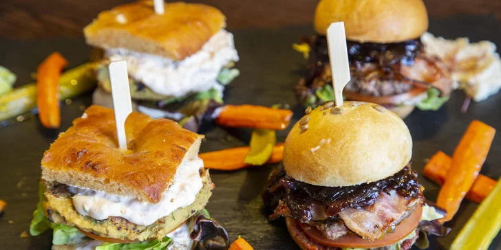 Miniburgery z cizrny, mletého a trhaného hovězího masa + hranolky pro 2