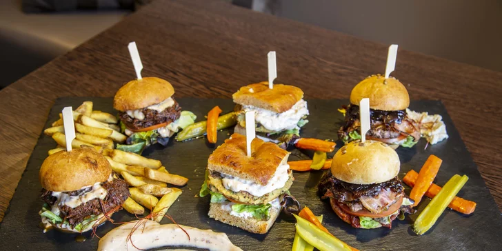 Miniburgery z cizrny, mletého a trhaného hovězího masa + hranolky pro 2