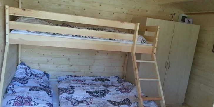 Ke spaní je v chatkách dvoupatrová postel – spodní patro je dvoulůžkové, horní jednolůžkové. 