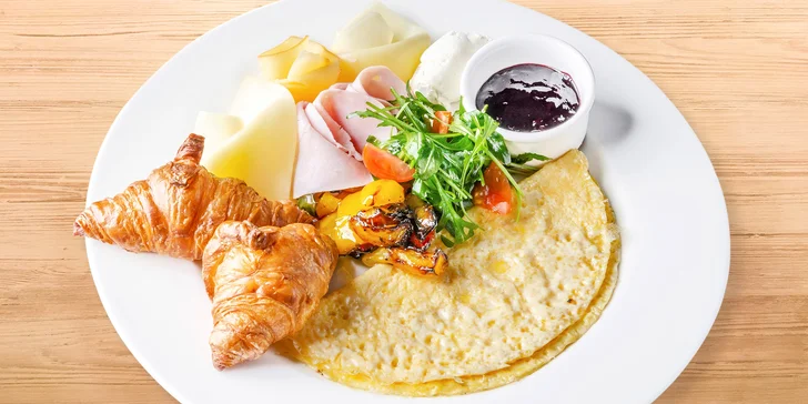 Snídaňové menu na D1 kousek od Brna: omeleta, croissant, juice i káva