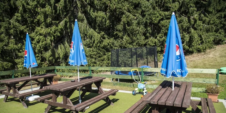 Léto v Janských Lázních u Stezky korunami stromů a polopenze