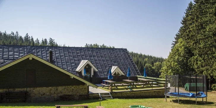 Léto v Janských Lázních u Stezky korunami stromů a polopenze