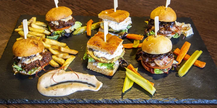 Miniburgery z cizrny, mletého a trhaného hovězího masa + hranolky pro 2