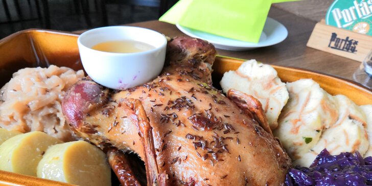Víkendová hostina pro 4 jedlíky: pečená kachna s kysaným zelím a žemlovým knedlíkem