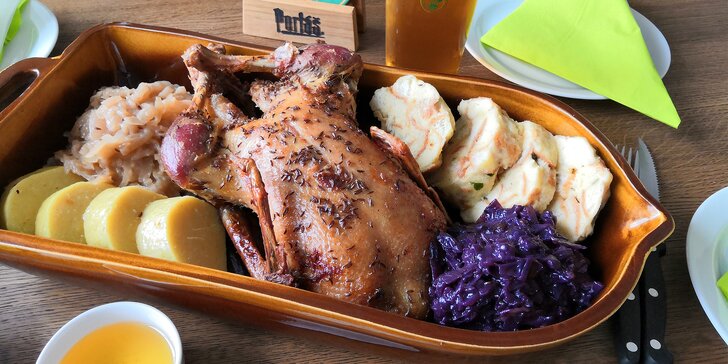 Víkendová hostina pro 4 jedlíky: pečená kachna s kysaným zelím a žemlovým knedlíkem