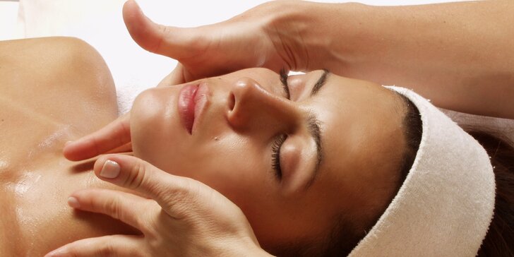 Liftingová omlazující masáž obličeje včetně čištění pleti a líčení po ošetření jako dárek