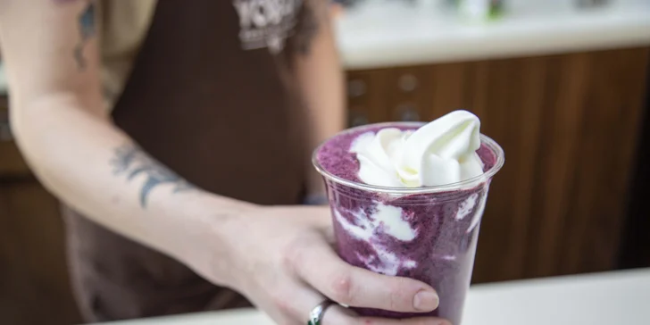 Osvěžení z Yobaru: ovocný koktejl s frozen yogurtem podle výběru pro 1 os.