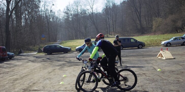 Naučte se ovládat kolo v terénu: jednodenní bike kurzy pro děti i dospělé