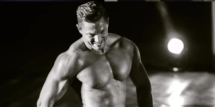 Svaly všude, kam se podíváš: vstup na žhavou striptýzovou show Ladies Night