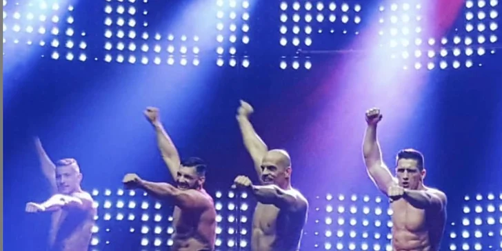 Svaly všude, kam se podíváš: vstup na žhavou striptýzovou show Ladies Night