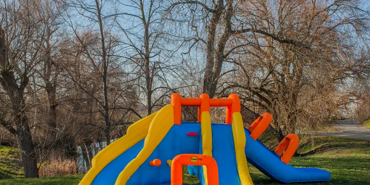 Ať je zahradní party dokonalá: pronájem skákacího hradu či vodní skluzavky