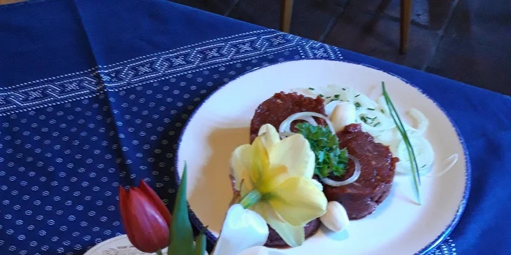 Tatarák v tradiční valašské hospodě: 100–400 g hovězí svíčkové z českého chovu