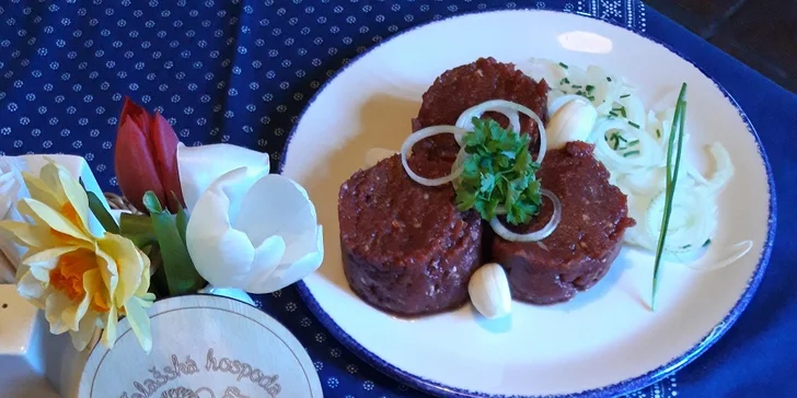 Tatarák v tradiční valašské hospodě: 100–400 g hovězí svíčkové z českého chovu