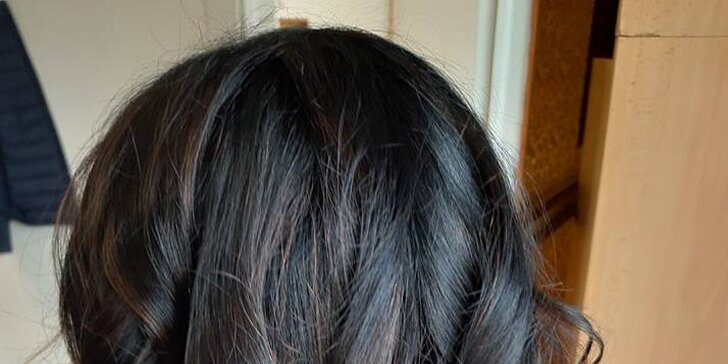Dopřejte si kompletní oživení účesu: Melírování a barvení dámských vlasů