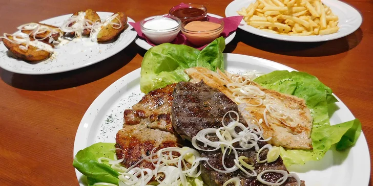 Tři druhy šťavnatých steaků z grilu a příloha podle výběru pro 2 osoby
